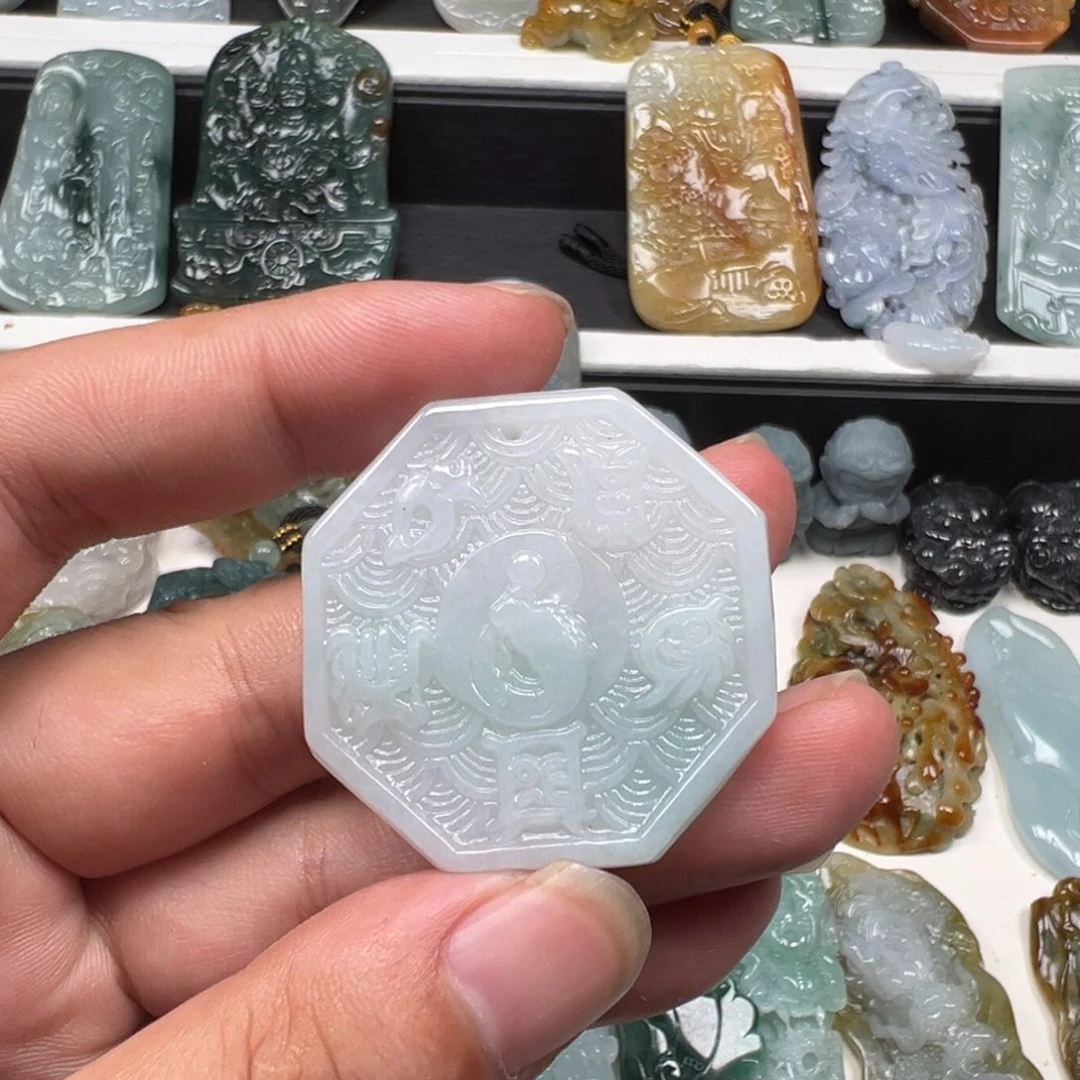 小***了颈饰未镶嵌翡翠天然