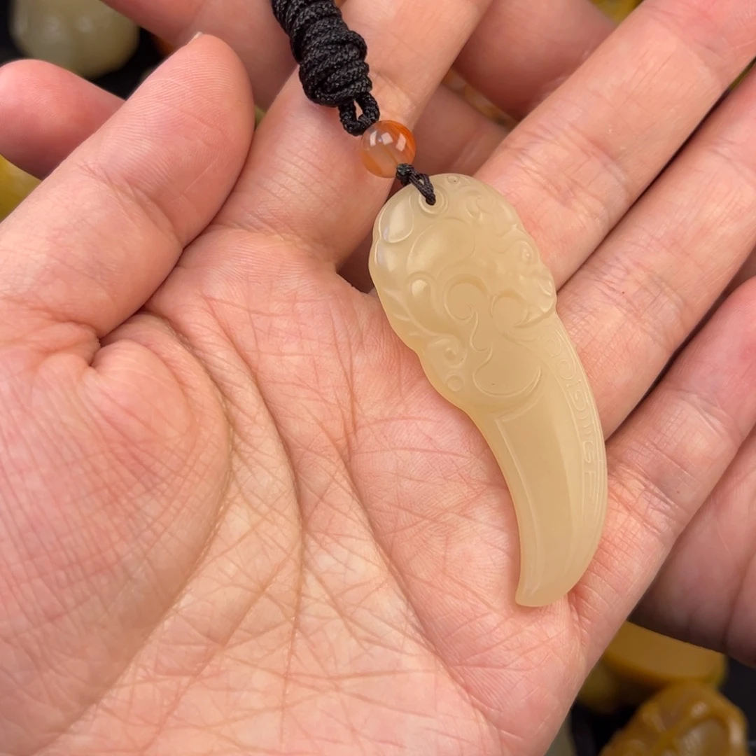 欢***心石英质玉未镶嵌黄蜡石挂件