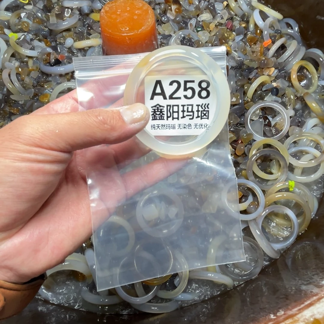 尊***嘟玛瑙/玉髓未镶嵌手镯258