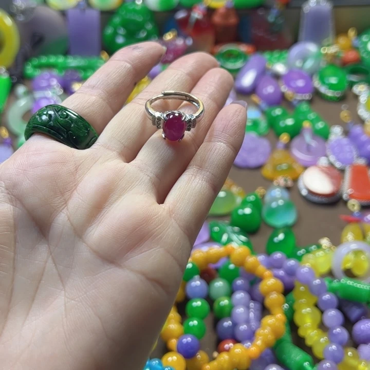 翡翠未镶嵌颈饰戒指