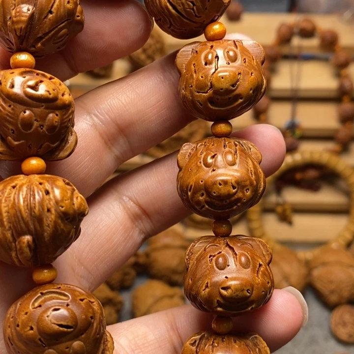 桃核雕刻熊头手串