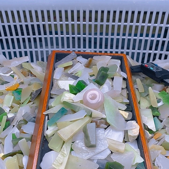 透闪石质玉未镶嵌颈饰牛*子