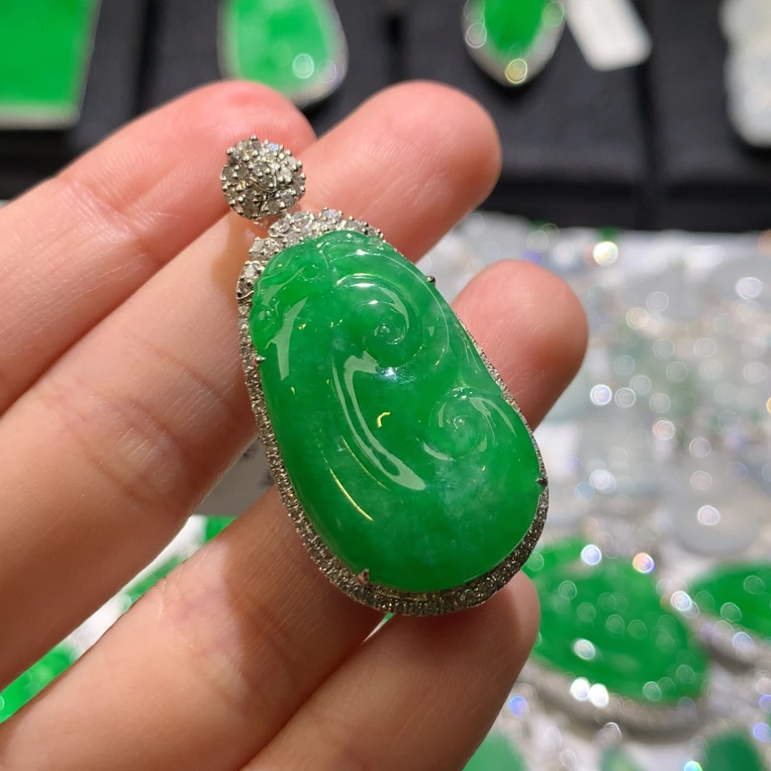 翡翠颈饰18K金镶嵌吊坠