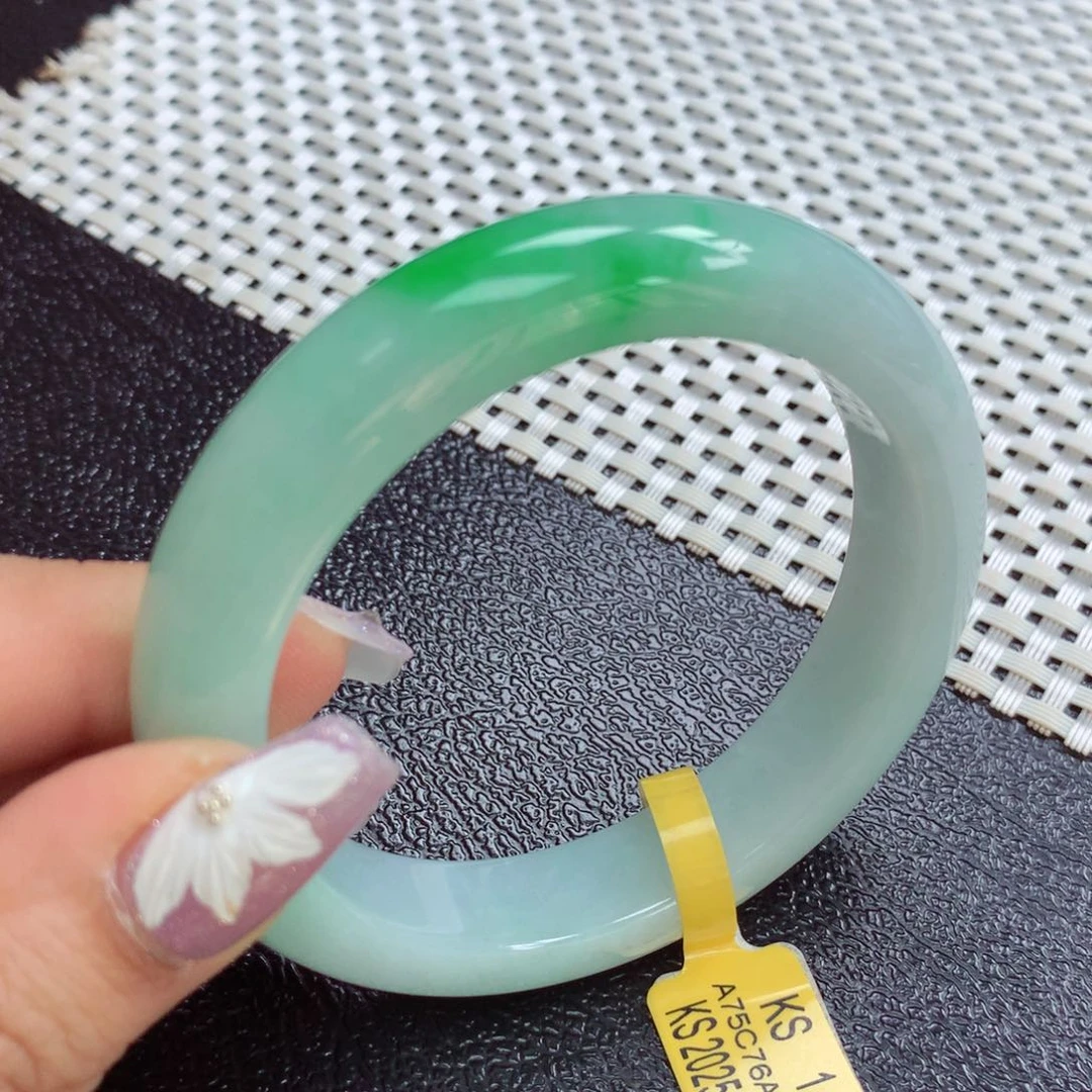 翡翠手镯未镶嵌缅甸