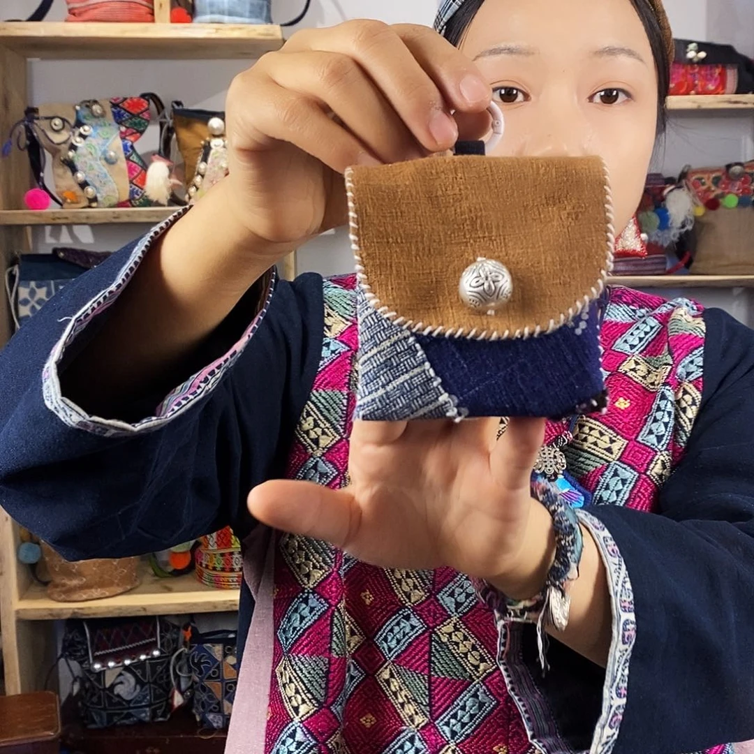 织绣手工制作工艺手机包