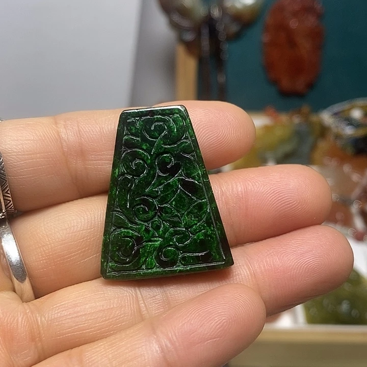 翡翠未镶嵌吊坠(赠链)