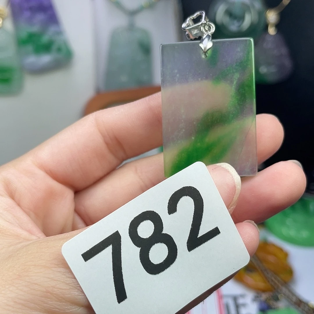 翡翠未镶嵌吊坠(赠链)
