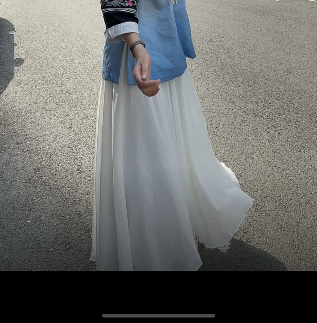 百搭苗服好看，三层白色大摆裙