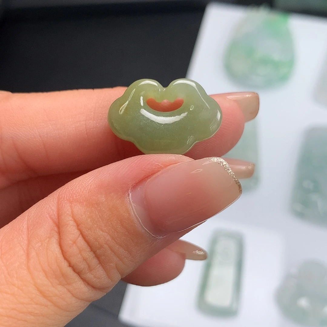 翡翠未镶嵌颈饰如意锁
