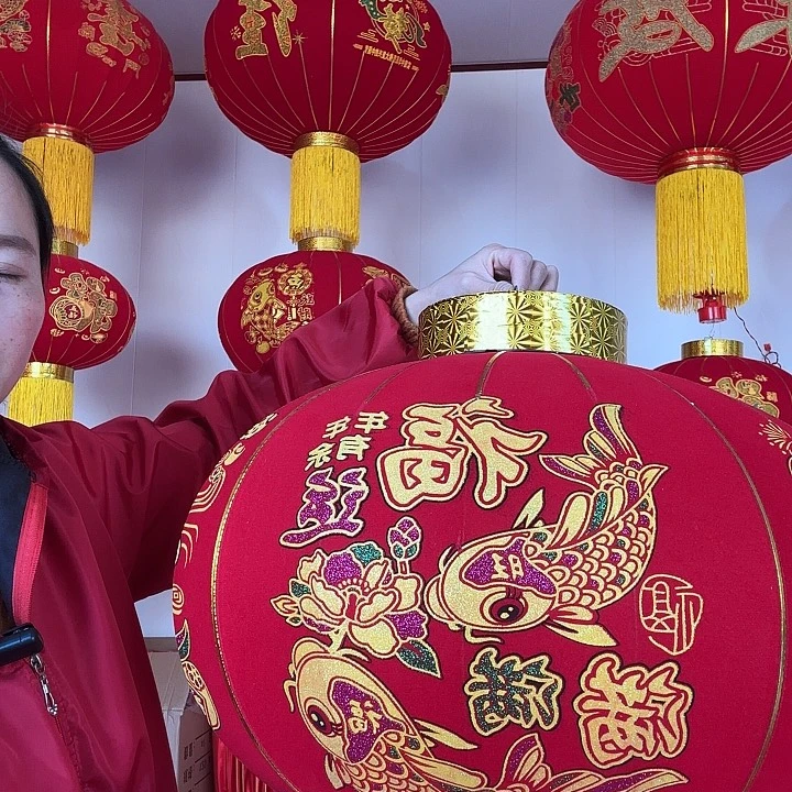 五片樱花，浮云满满，灯笼