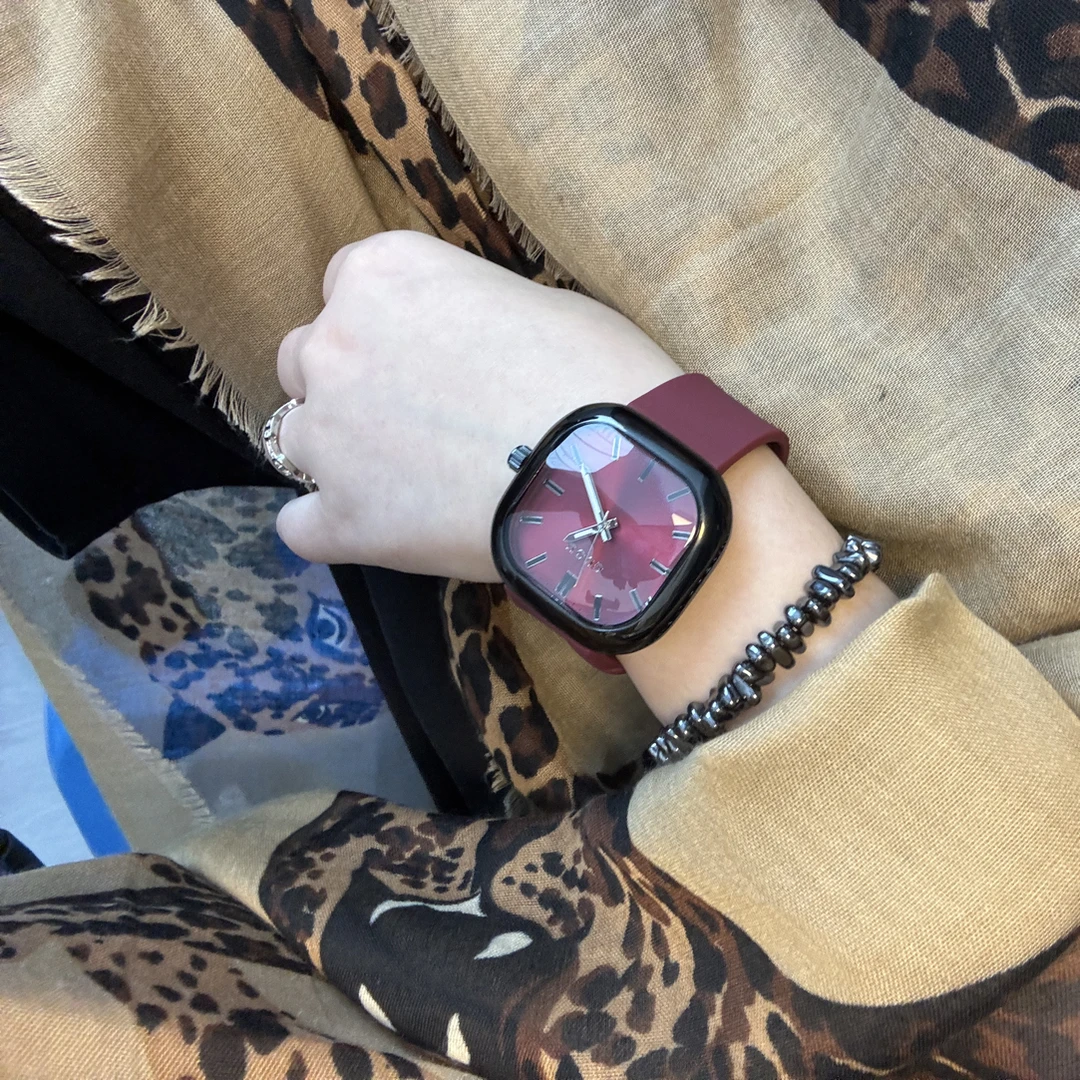 秋冬新款红大表盘硅胶女士小众石英休闲百搭手表