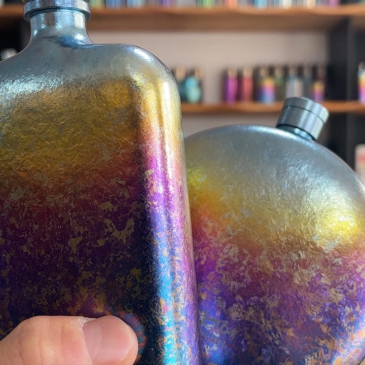 用***3钛合金一个220加一个300酒壶蓝炫彩送两个炫彩钛漏斗