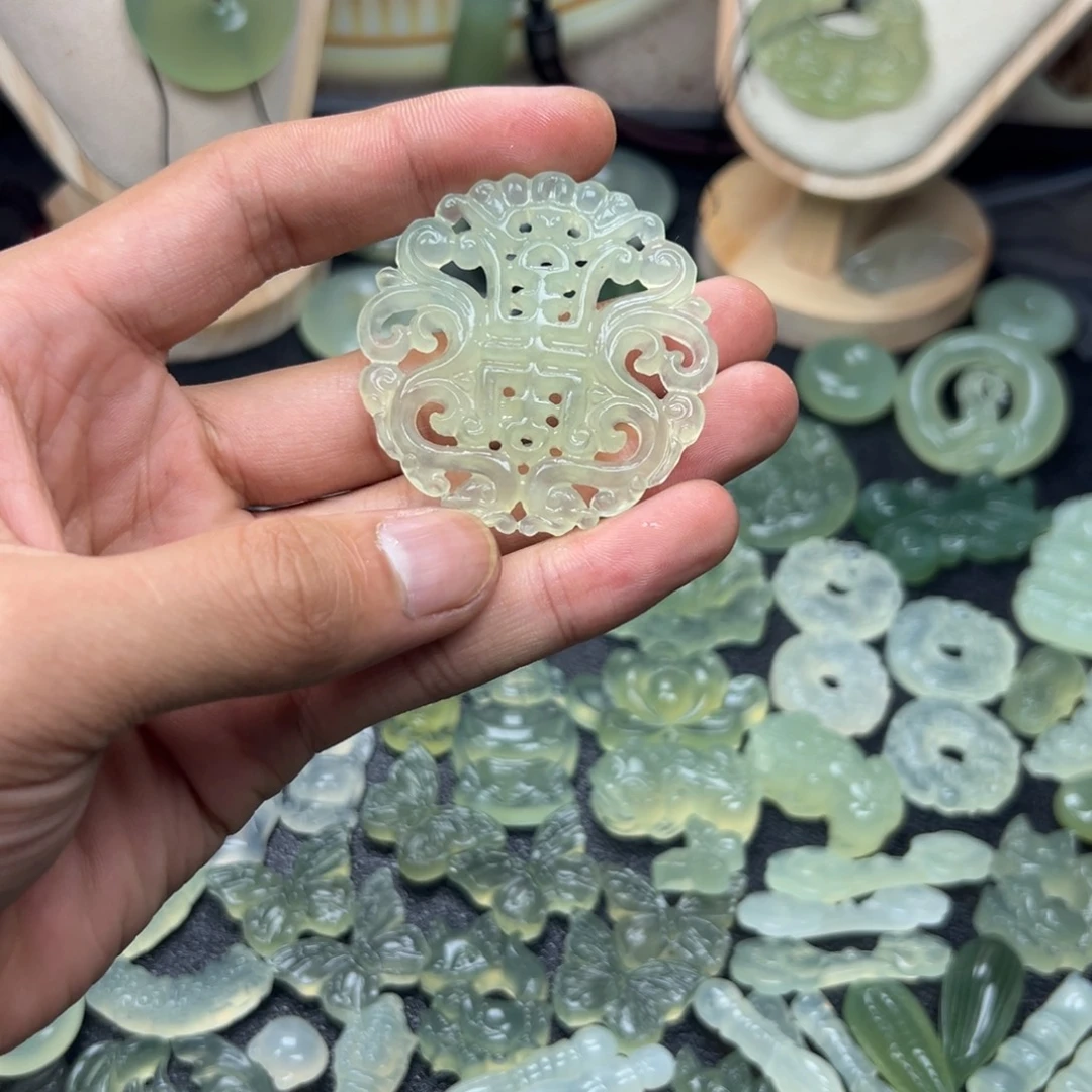 蛇纹石玉未镶嵌颈饰
