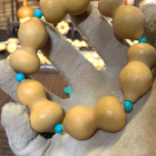 奶盖在床底下躺在了