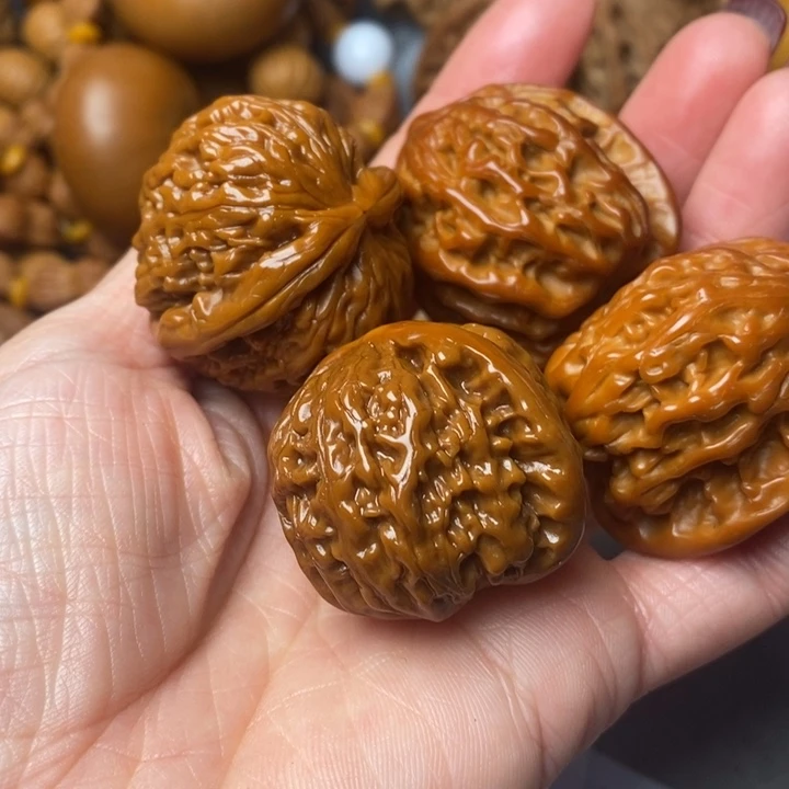 文玩核桃吊坠白狮