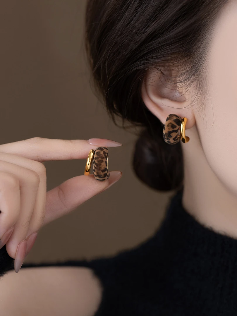铜合金耳饰 豹纹C圈耳环女2025年秋冬植绒耳饰品小众设计高级耳钉