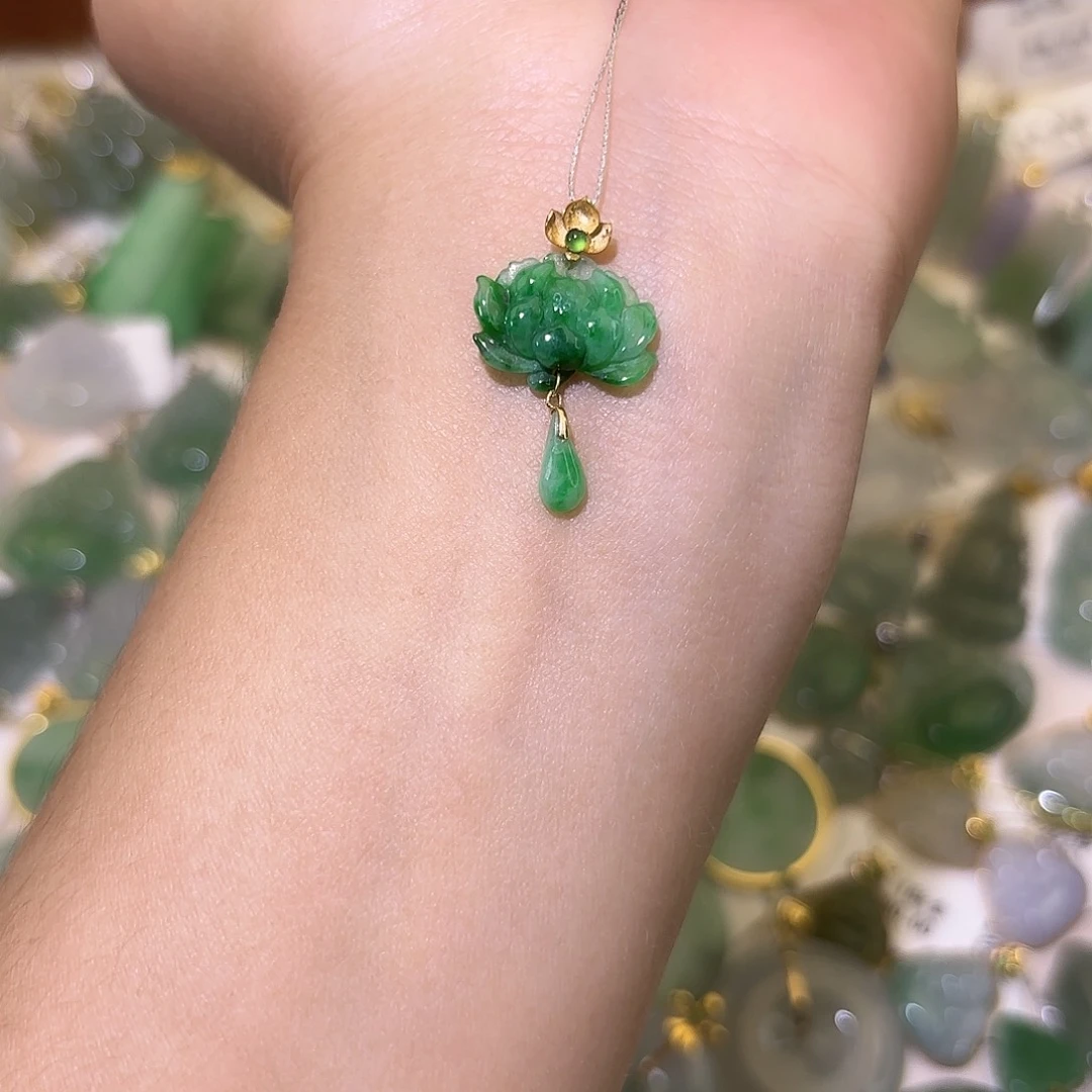 翡翠18K金镶嵌颈饰莲花