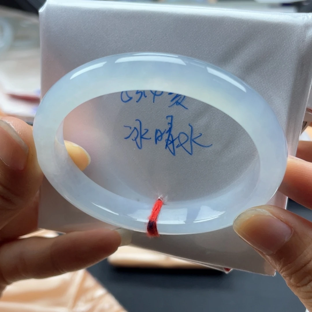 翡翠手镯未镶嵌翡翠