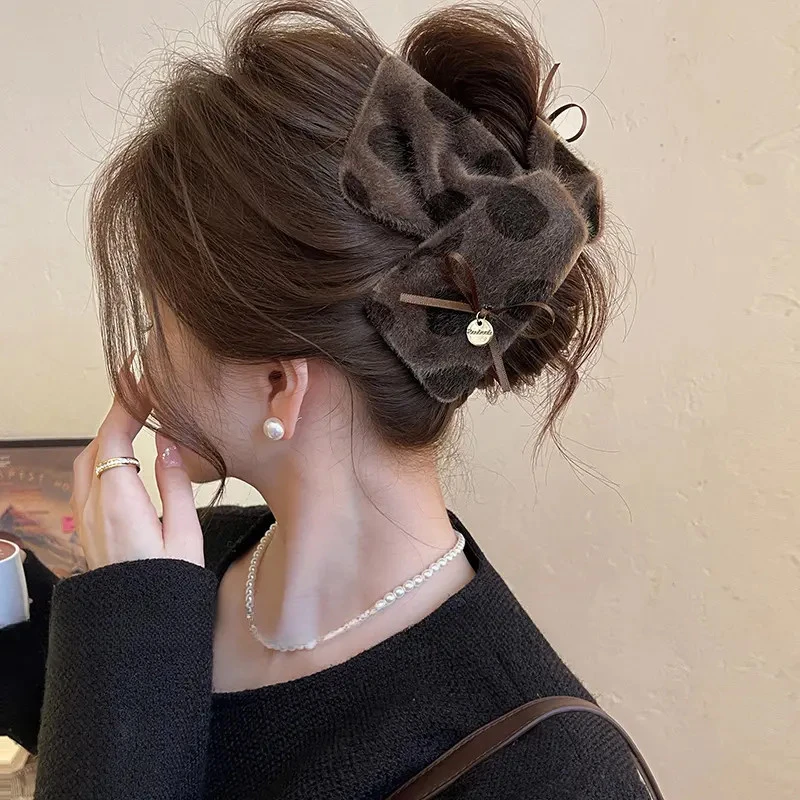奶咖慕斯三角抓夹女波点毛绒鲨鱼夹2025新款大号盘发夹秋冬发饰