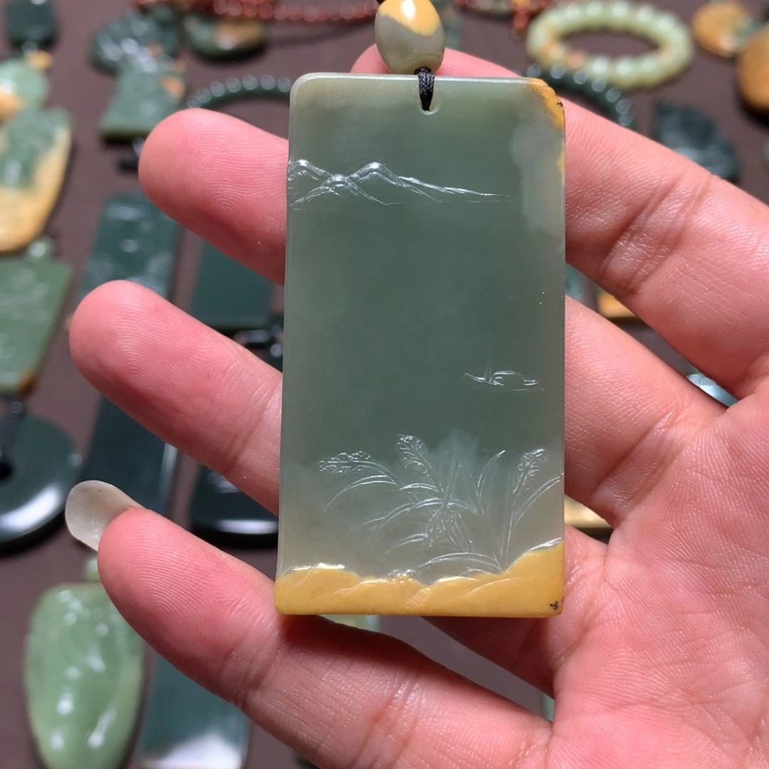 自***彩颈饰未镶嵌岫岩河磨玉（透闪石质玉）