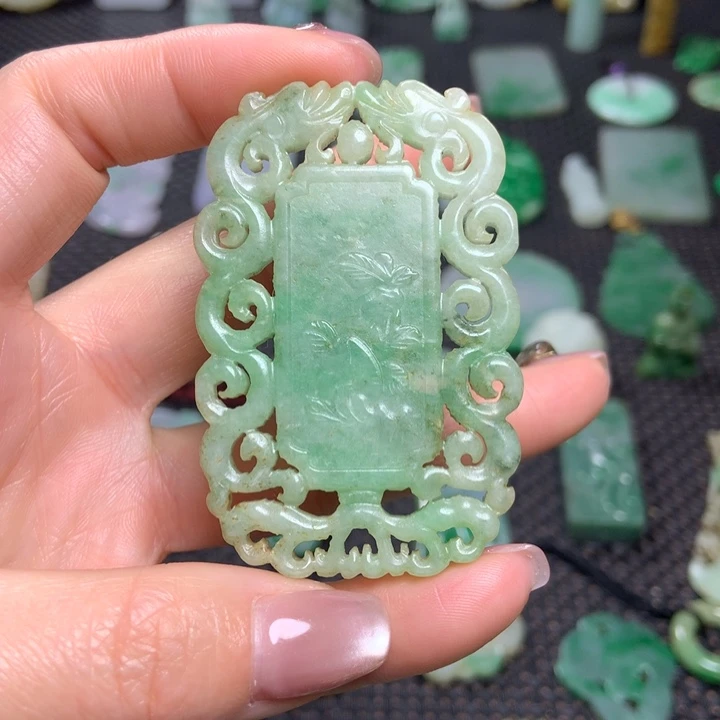 翡翠挂件未镶嵌……