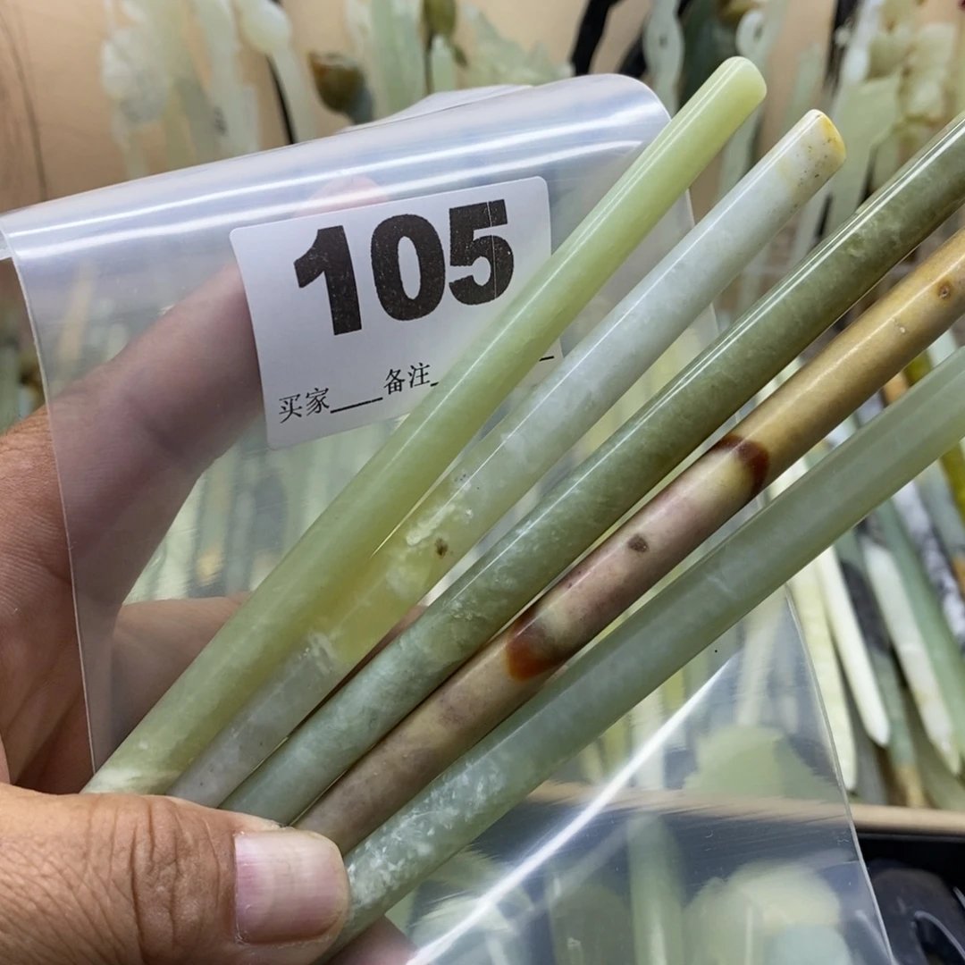 李***蹦蛇纹石玉合金颈饰