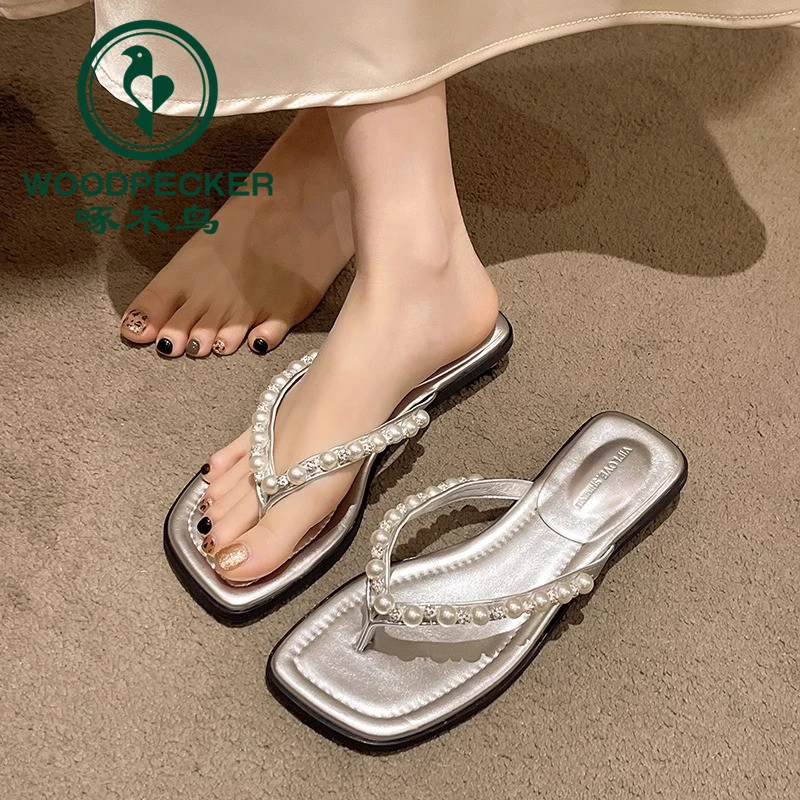 啄木鸟珍珠人字拖女夏季外穿2025新款网红超火夹趾低跟沙滩凉拖鞋