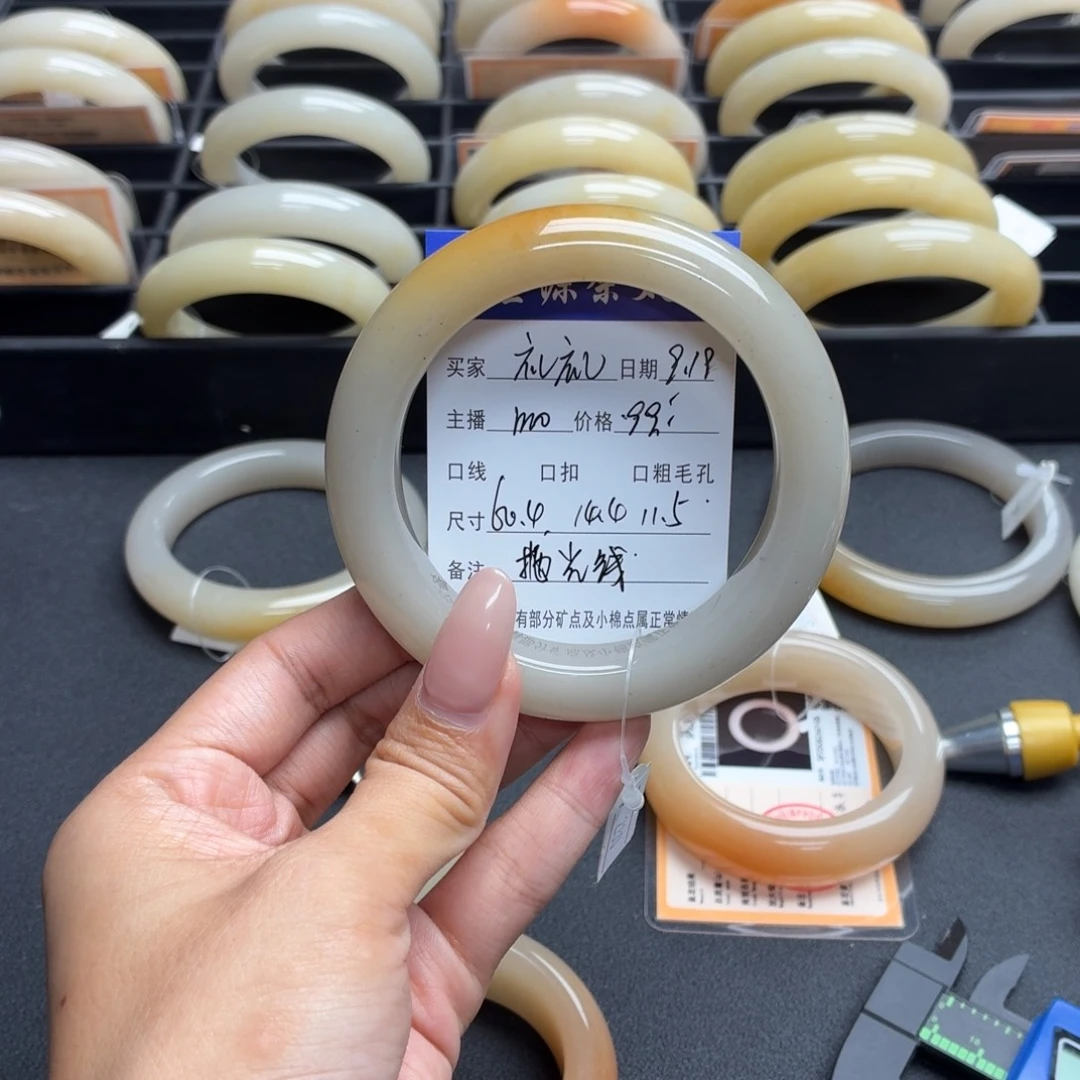 礼***·未镶嵌手镯石英质玉