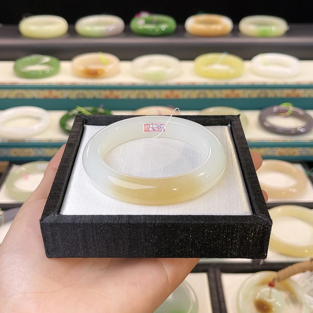 和田玉手镯未镶嵌白底一抹糖 黄糖