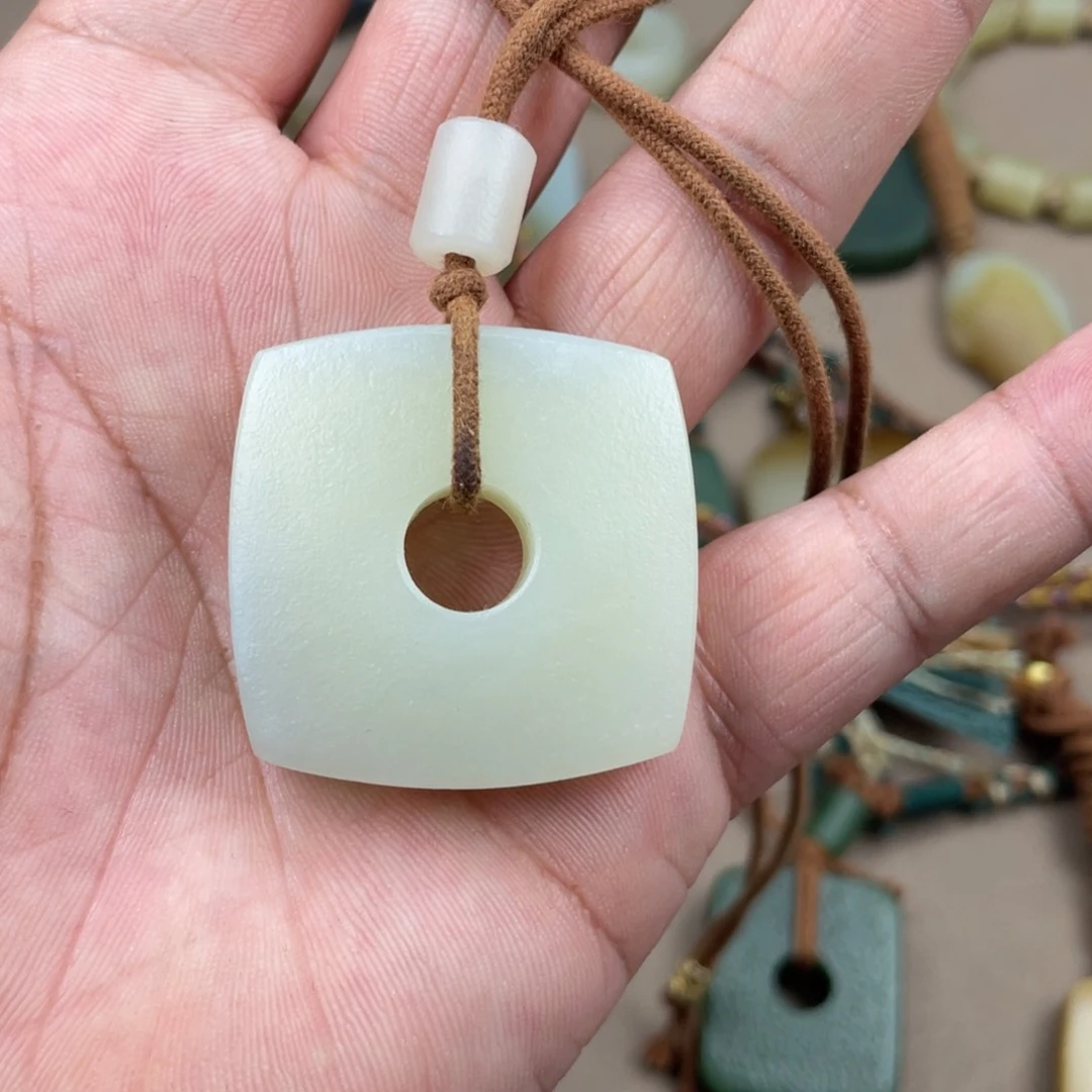 七***年和田玉未镶嵌颈饰