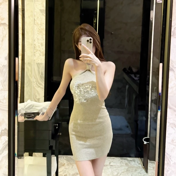 FAY【绿豆沙】气质性感胸前刺绣亮片钉珠挂脖针织包臀连衣裙