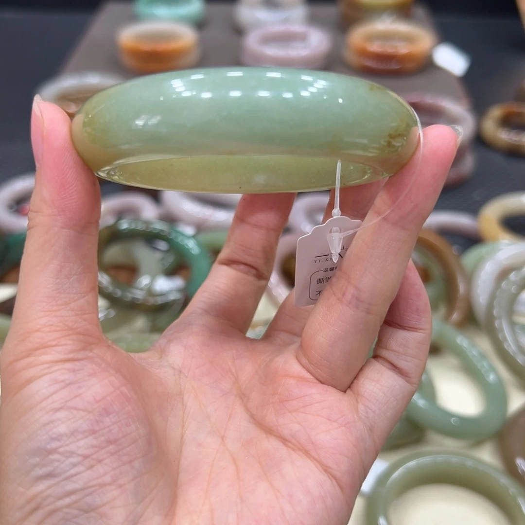 秋***千石英质玉手镯未镶嵌