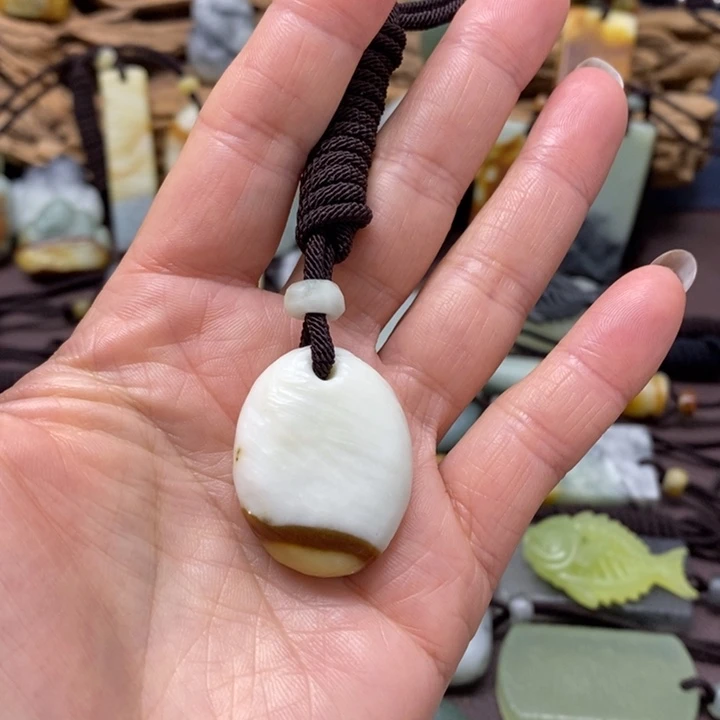 蛇纹石玉未镶嵌颈饰