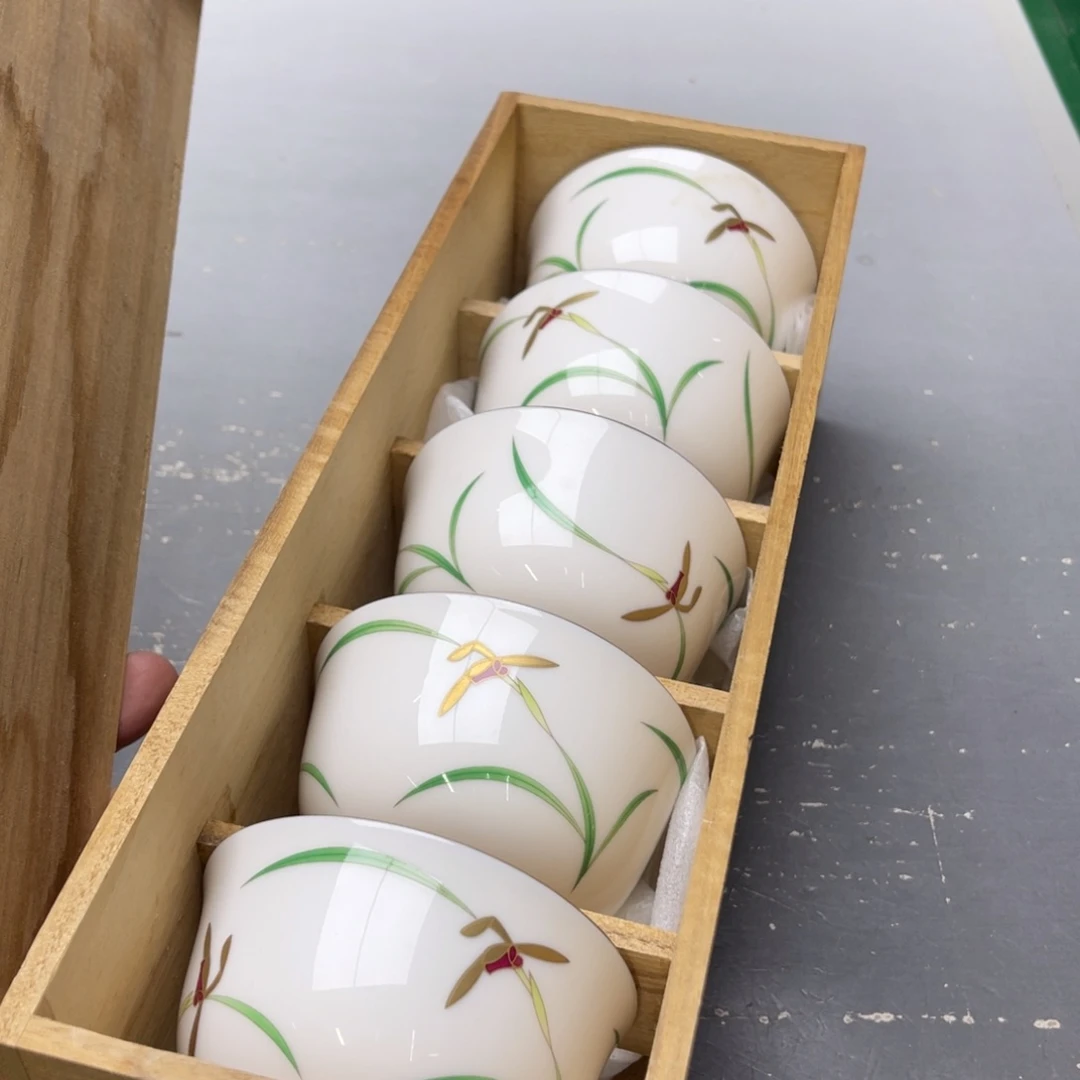 南***子瓷片密密麻麻地铺满一层