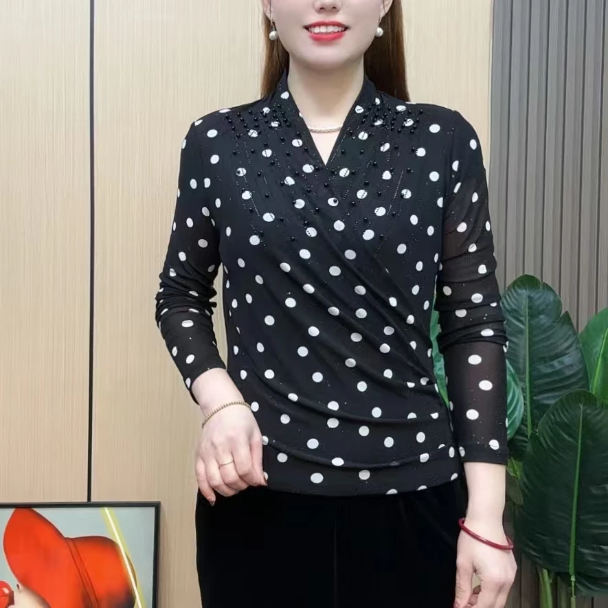 2025年新款时尚百搭气质法式交叉领钉珠亮片显瘦波点洋气小衫