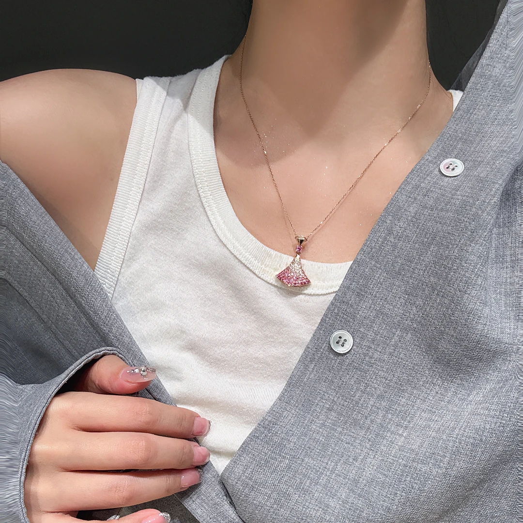 QANNA【中号粉色裙子】18K金简约气质百搭钻石裙子项链AF