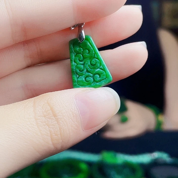 翡翠未镶嵌颈饰多样性