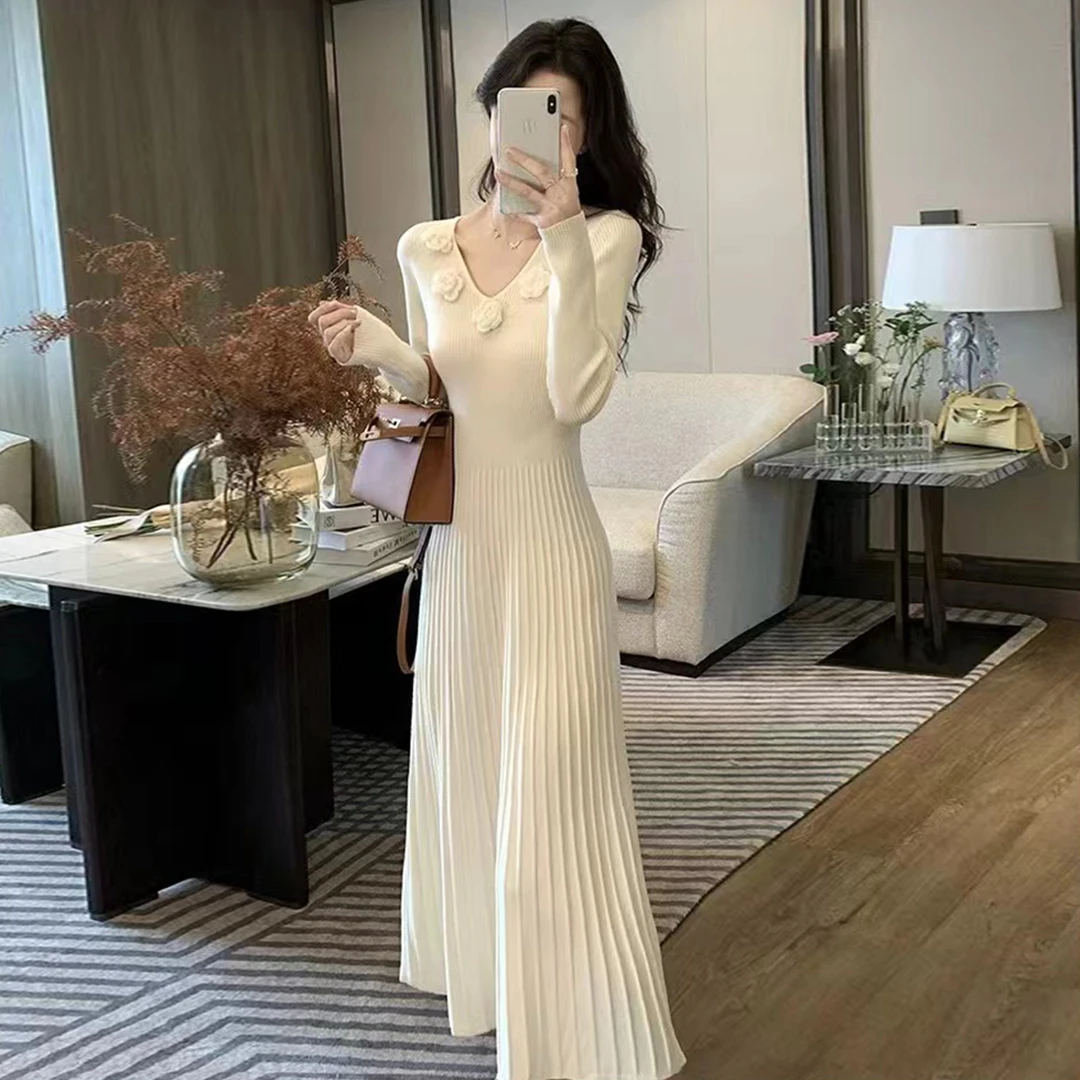白色花朵v领针织长袖连衣裙子女秋冬新款配大衣内搭打底毛衣长裙