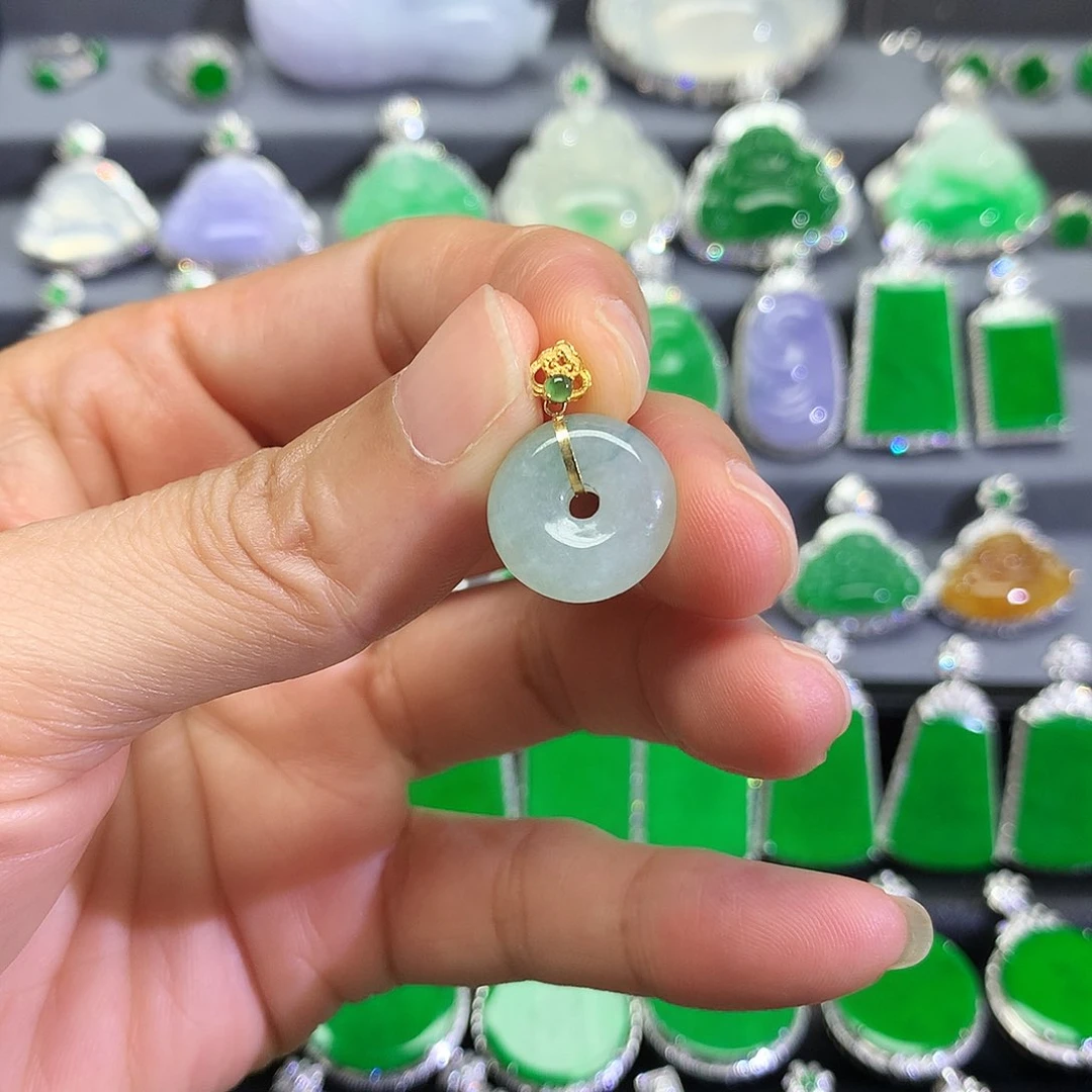 翡翠18K金镶嵌颈饰吊坠