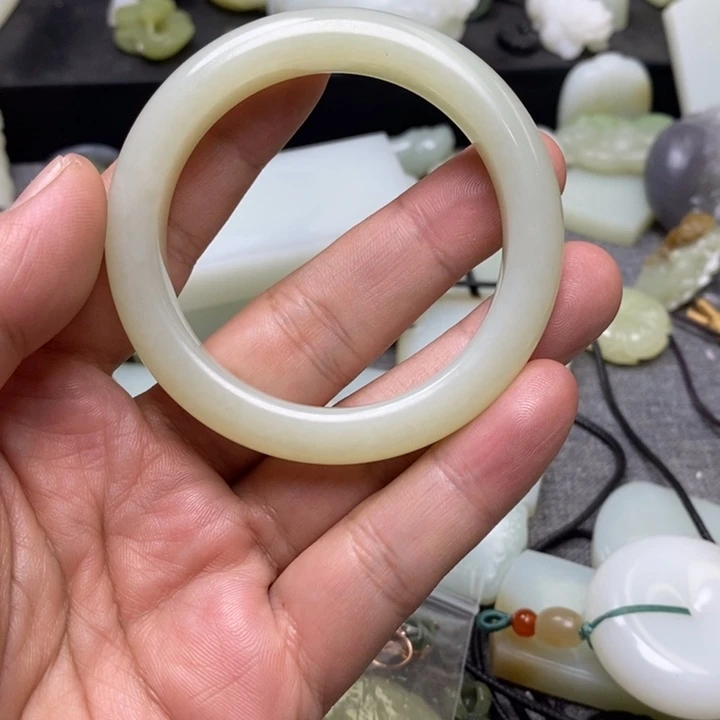 希***椒和田玉未镶嵌颈饰