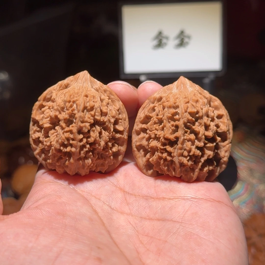 陈***土把件核桃1091满天星，尺寸42 39 45
