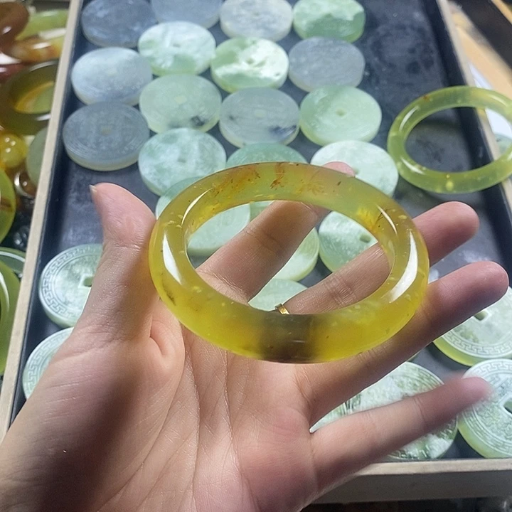 ****贝蛇纹石玉未镶嵌颈饰