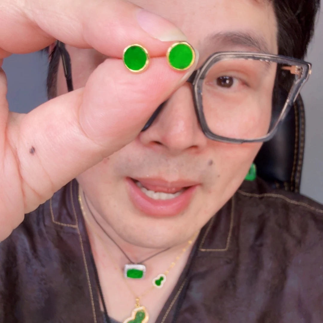 翡翠未镶嵌颈饰一对