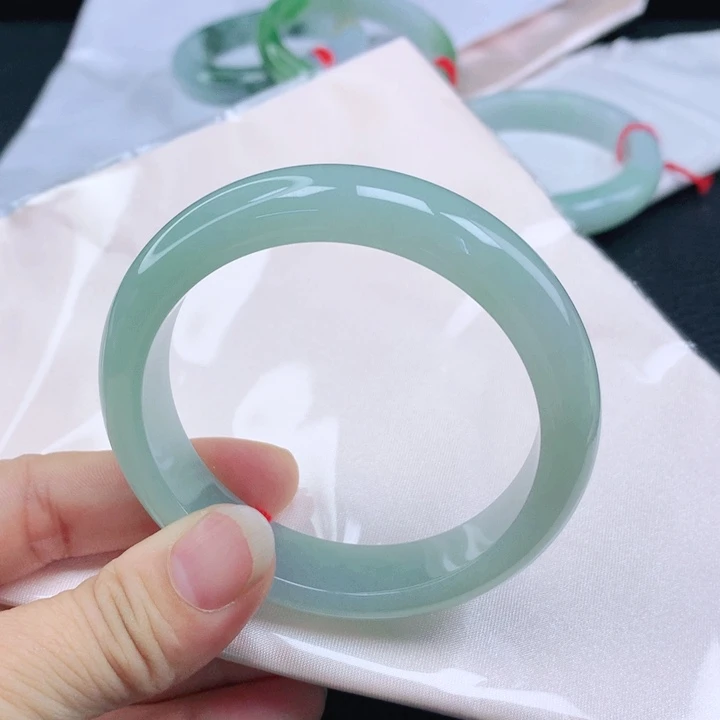 翡翠未镶嵌手镯（圆镯）56+果绿色翡翠手镯