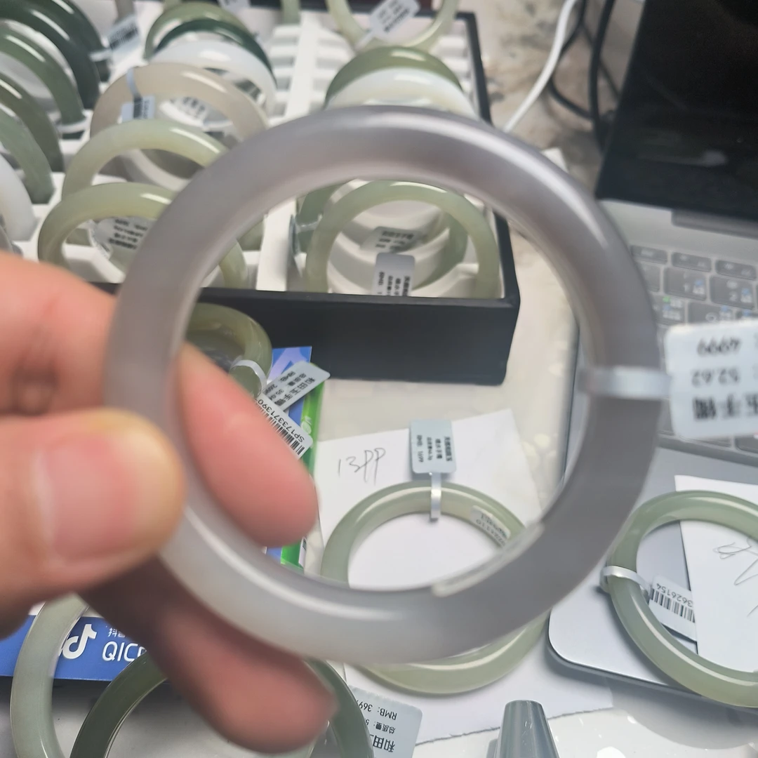 和田玉手镯无镶嵌