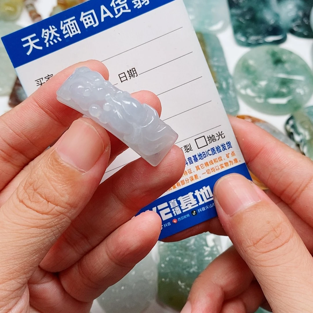 麦***食颈饰未镶嵌翡翠年年有余手牌