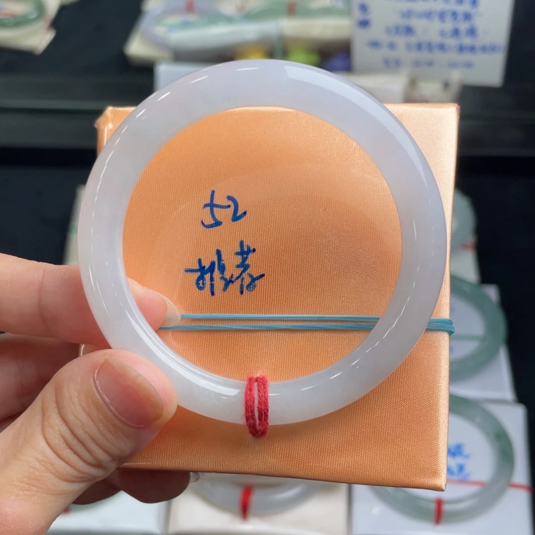 翡翠手镯未镶嵌翡翠手镯