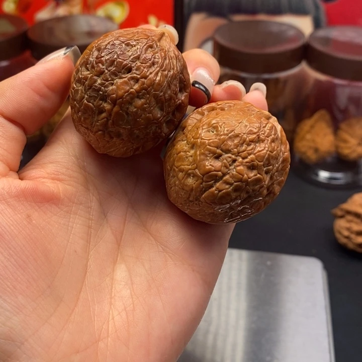 文玩核桃把件七彩金丝绣球