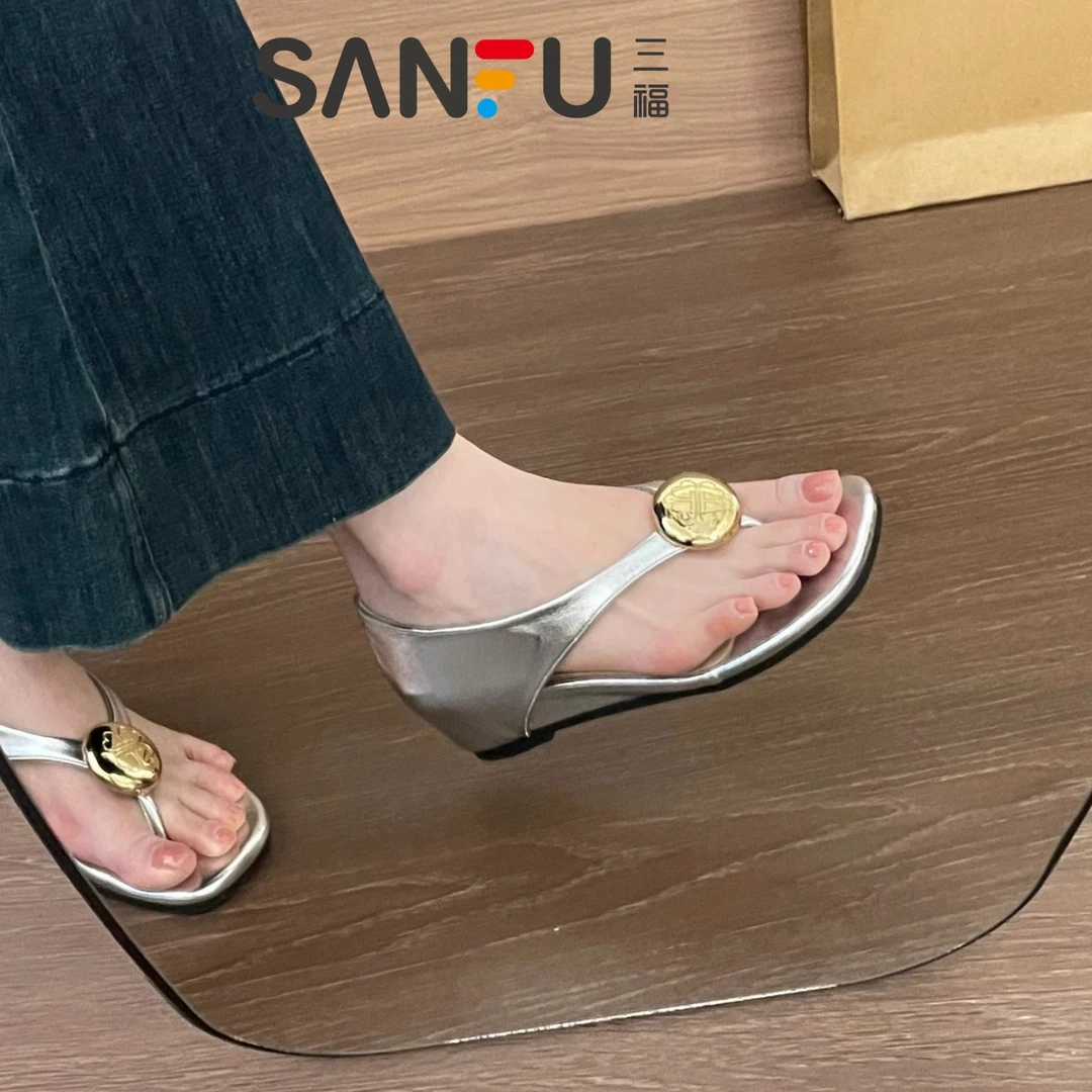 三福法式复古凉鞋女2025新款仙女风小个子内增高金属扣人字拖鞋女