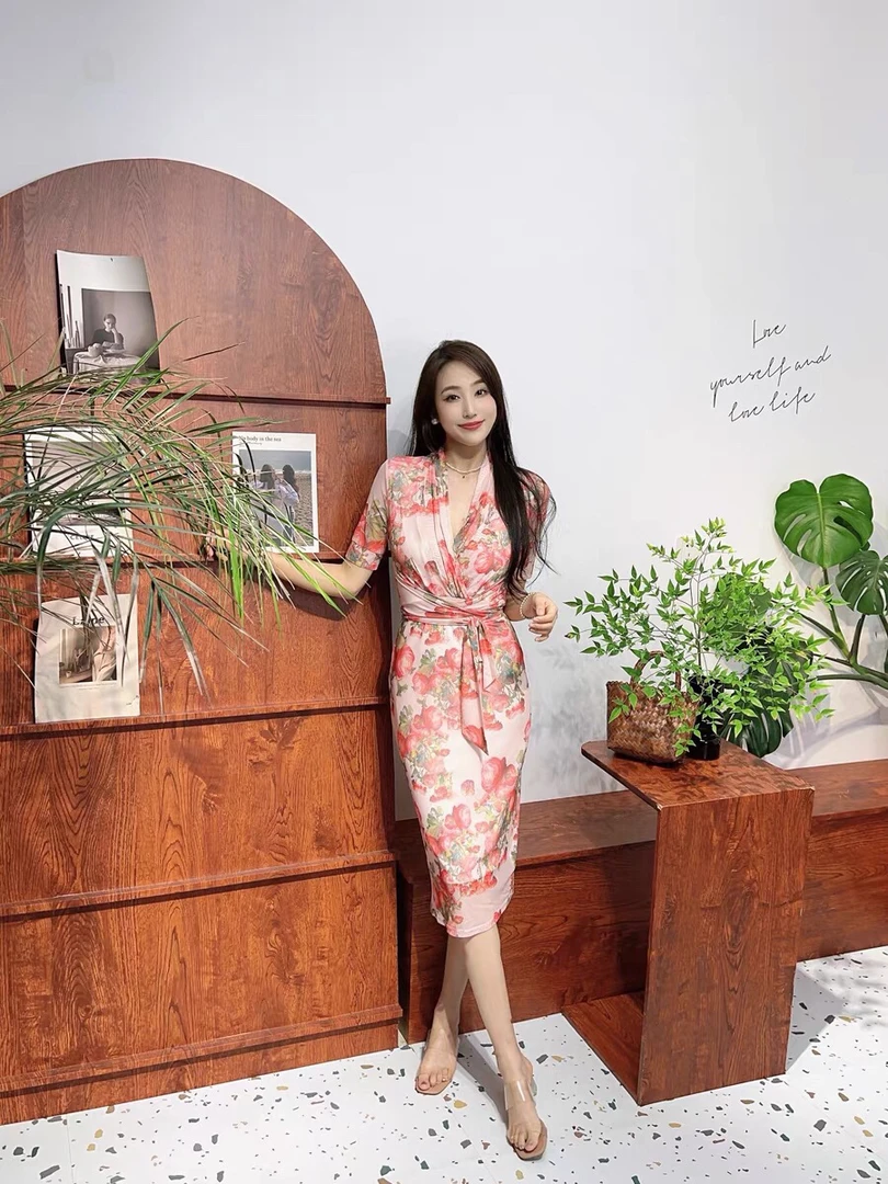 绿色碎花连衣裙夏季网纱V领褶皱显瘦开叉中长裙